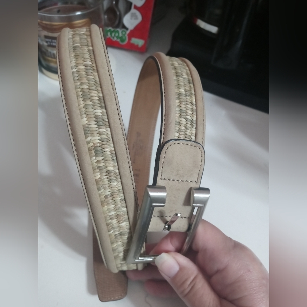 Tommy Bahama Lt Beige Leather Belt W Woven Accent Silver buckle Made in Spain M